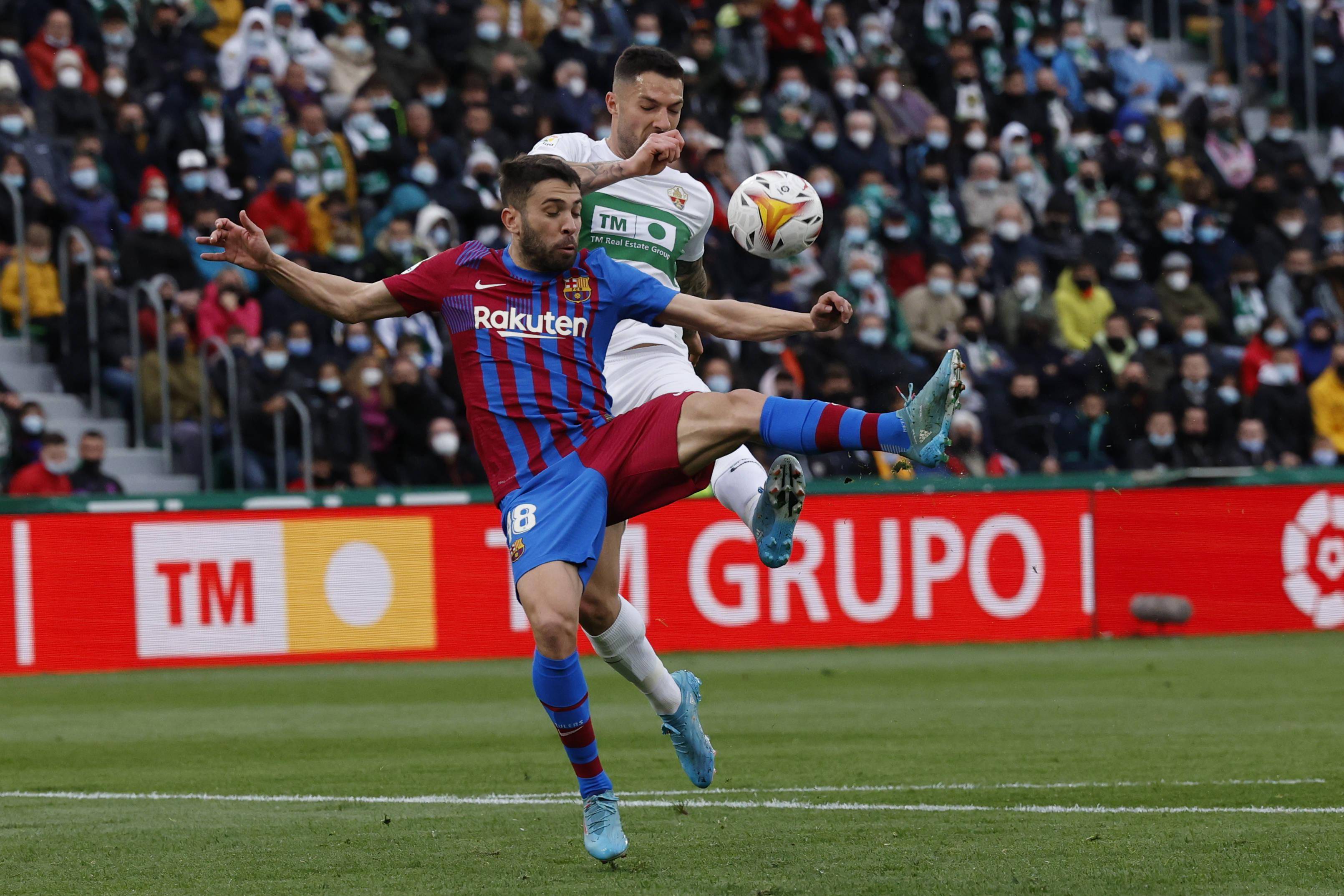 巴塞罗那队在客场比赛中展现出色实力达成比赛，战绩斐然