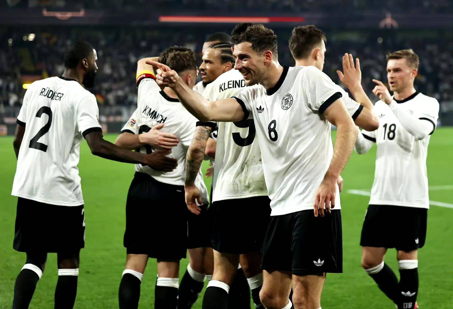 欧国联赛场激烈竞争，球队角逐热火朝天，掌声雷动