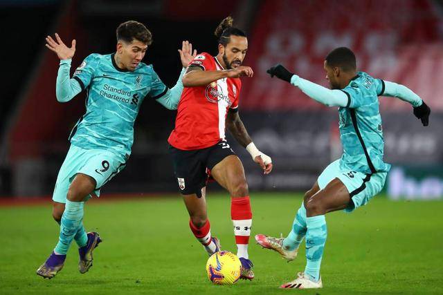 南安普顿主场艰难拼搏,最终从对手手中夺回三分,全场震撼 南安普顿主场艰难拼搏,最终从对手手中夺回三分,全场震撼