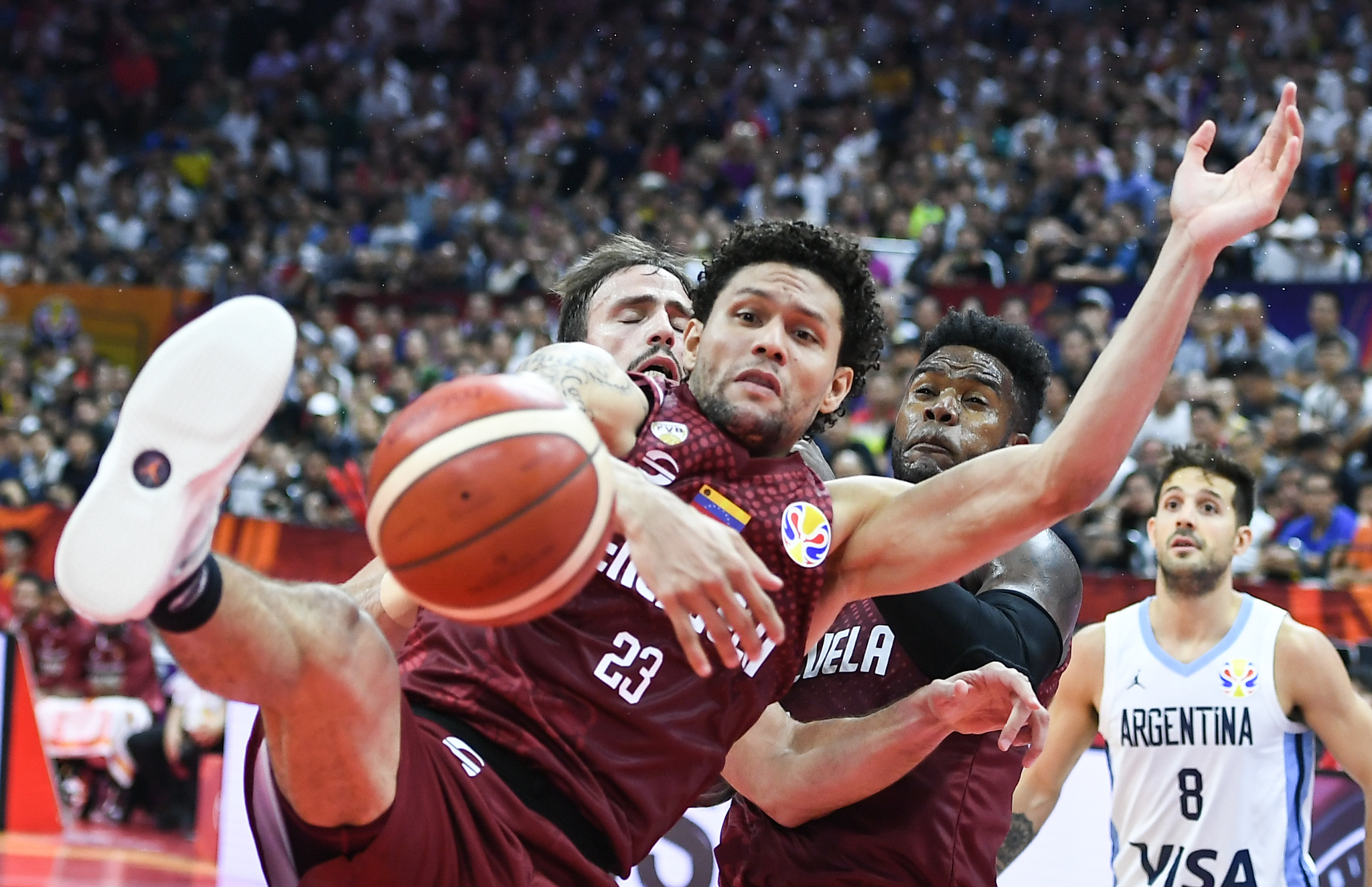 阿根廷球员在篮球比赛中取胜,势不可挡的简单介绍 阿根廷球员在篮球比赛中取胜,势不可挡的简单介绍