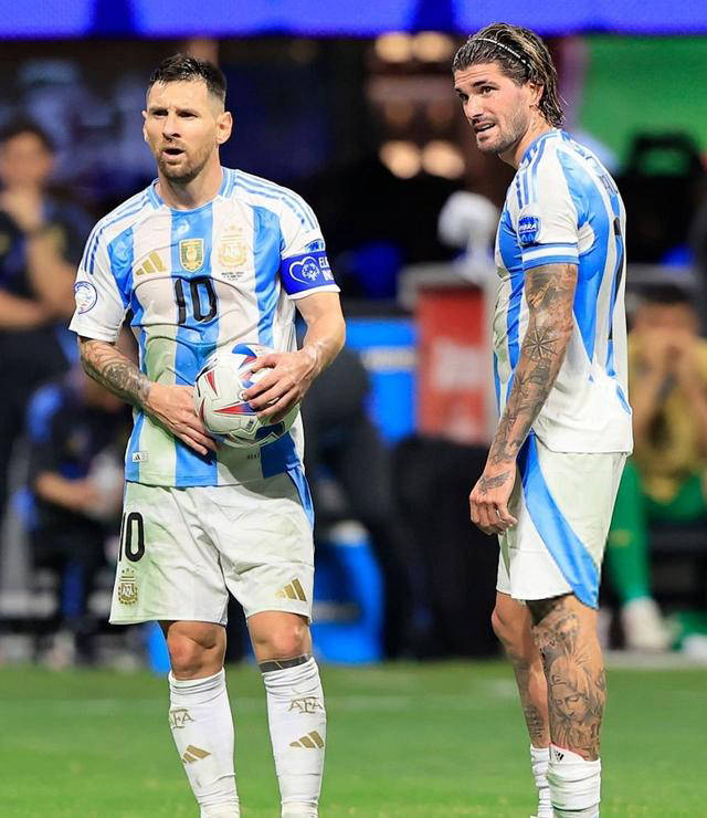 梅西领衔阿根廷队出战美洲杯,势不可挡 梅西领衔阿根廷队出战美洲杯,势不可挡