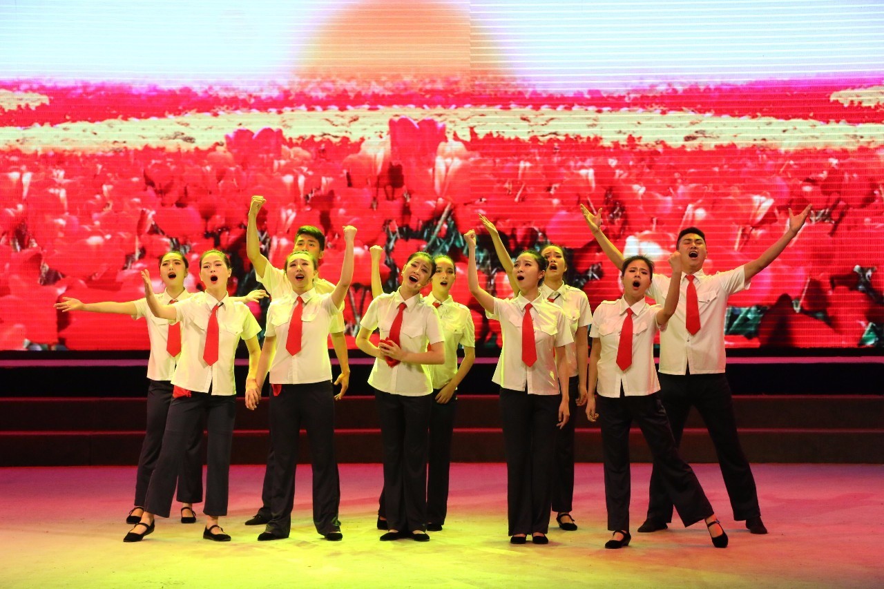 场上精彩对决,观众尽享视觉盛宴,振奋人心 场上精彩对决,观众尽享视觉盛宴,振奋人心