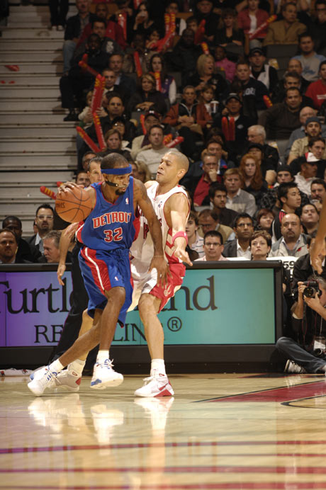 猛龙主场告捷,使出全队终极利器,势不可挡 猛龙主场告捷,使出全队终极利器,势不可挡