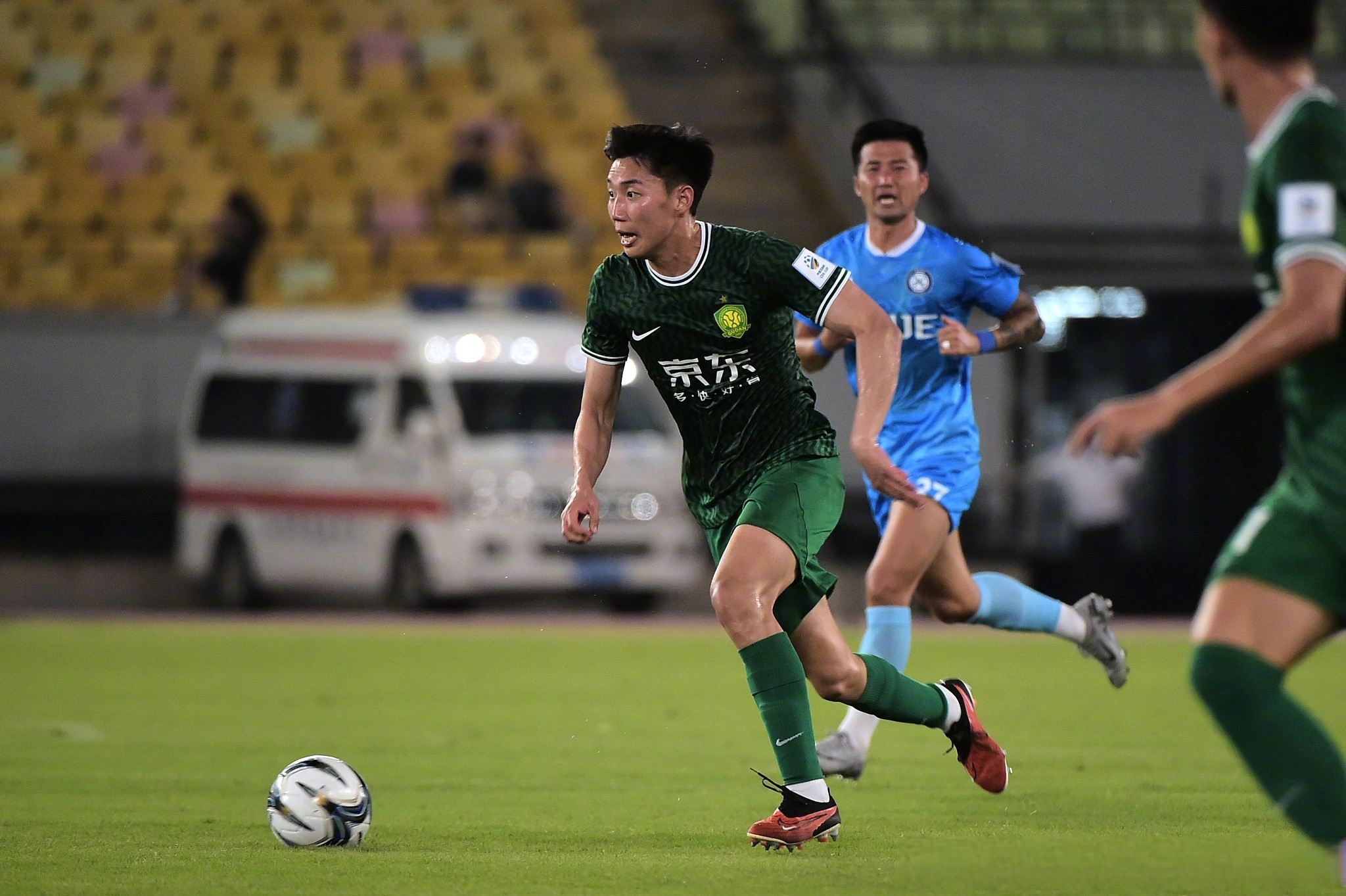 汉诺威球员集体开会商讨战术,备战下一轮比赛,表现亮眼 汉诺威球员集体开会商讨战术,备战下一轮比赛,表现亮眼