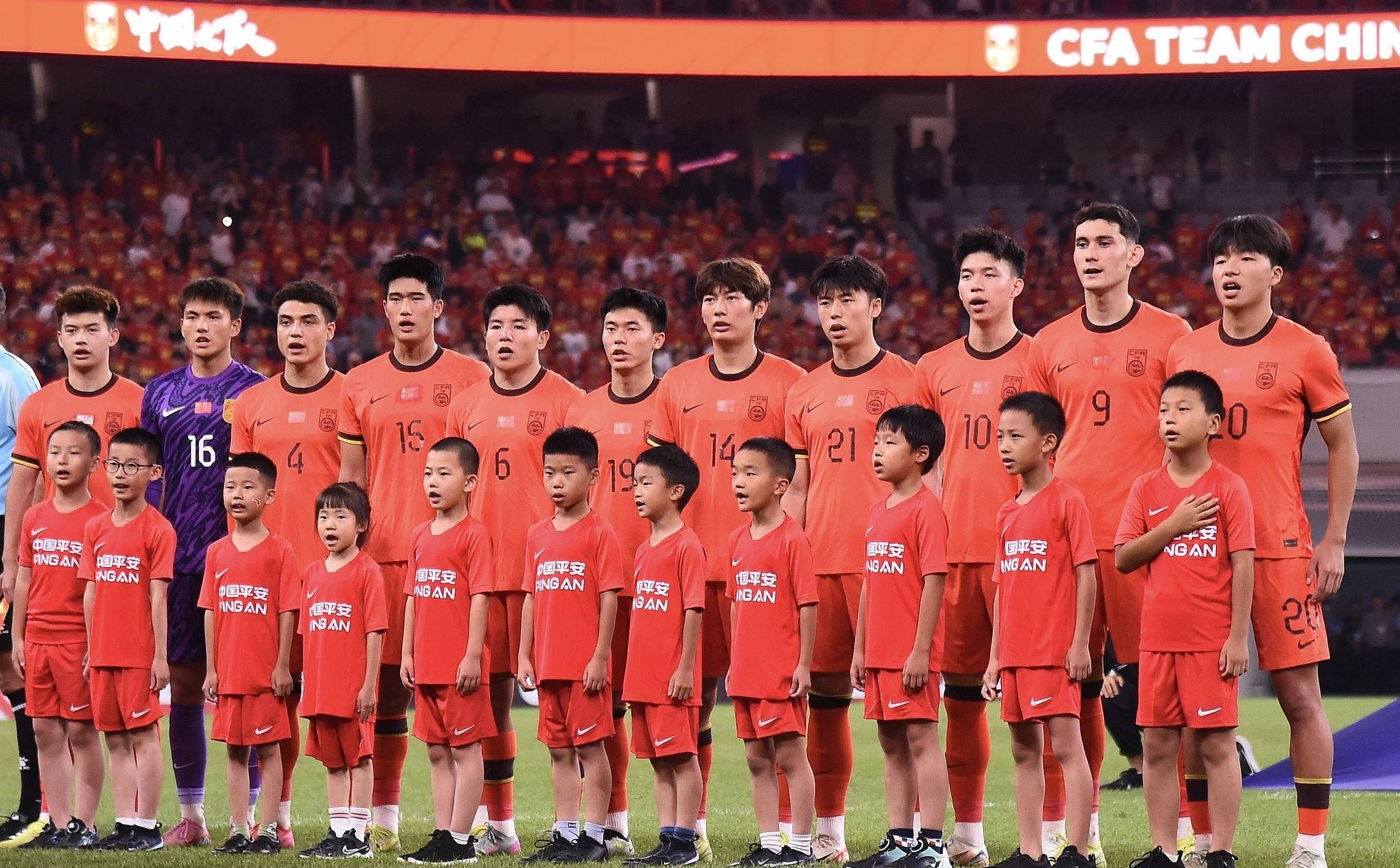 对手实力强劲,球队备战亚洲足球锦标赛,掌声雷动 对手实力强劲,球队备战亚洲足球锦标赛,掌声雷动