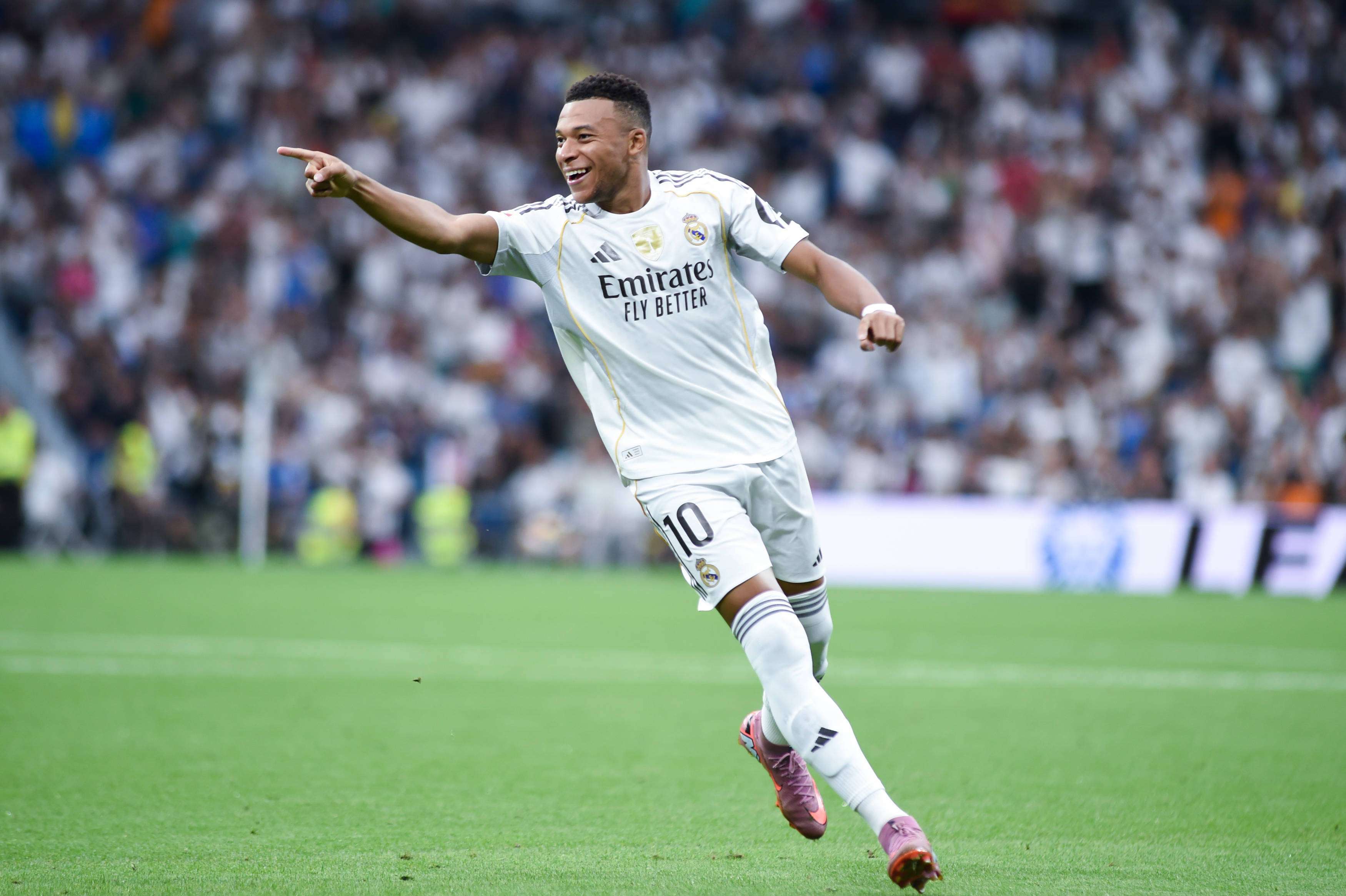 葡萄牙皇马实现胜利，领跑西甲积分榜，战绩斐然