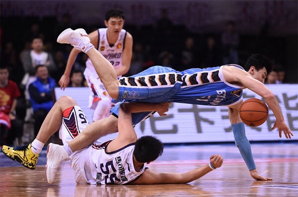 广东队横扫北京队，王哲林带队取胜