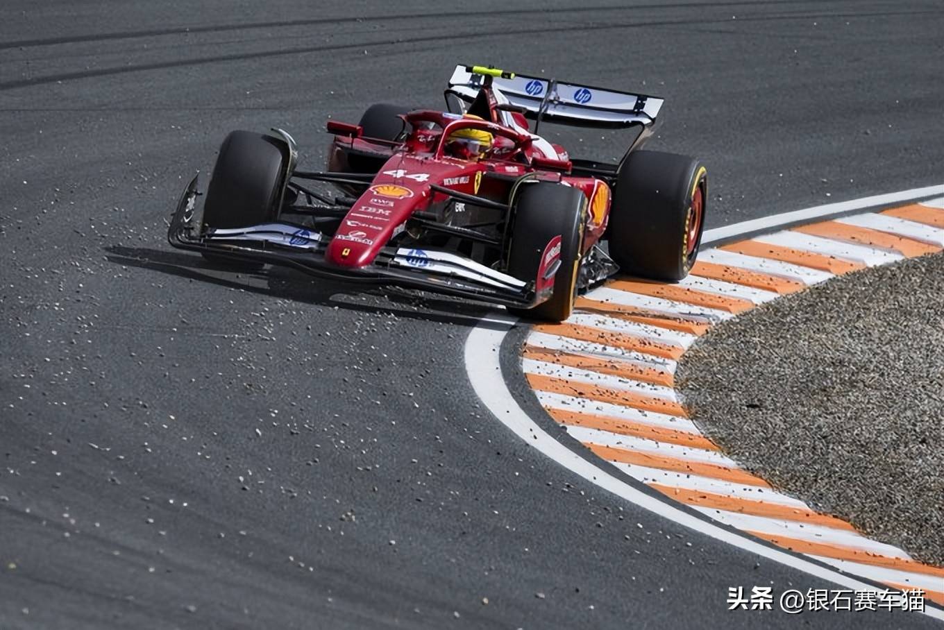 阿斯顿马丁鏖战雷诺车队，塞恩斯关键制胜