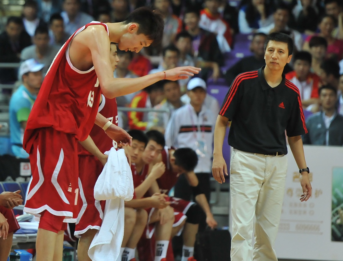 山东队鏖战雄鹿,周琦扛起全队 山东队鏖战雄鹿,周琦扛起全队