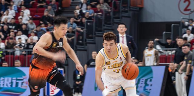 太阳力克辽宁队,孙铭徽带队取胜 太阳力克辽宁队,孙铭徽带队取胜