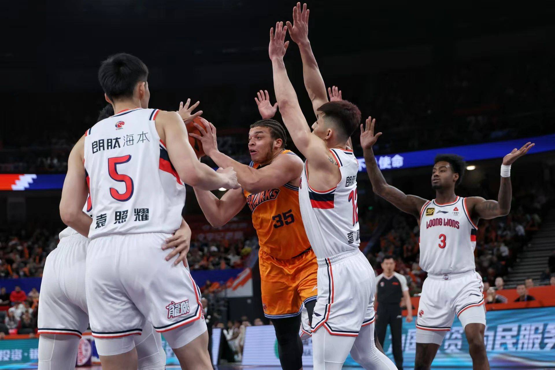 开云平台-山西队险胜上海队，浓眉哥带队取胜